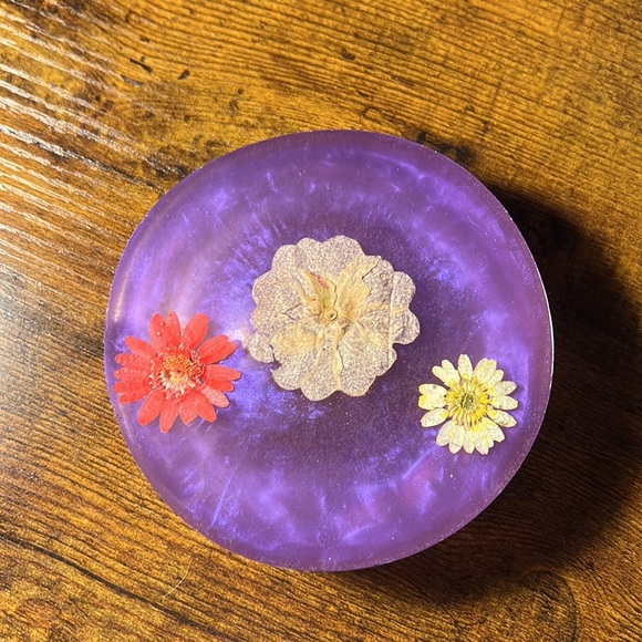 Ashtray with flowers in it or can be used as ring dish - Picture 2 of 3